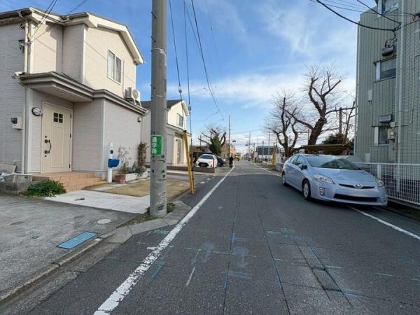 東村山市廻田町2丁目の戸建 前面道路含む現地写真