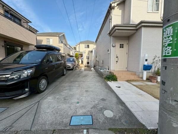 東村山市廻田町2丁目の戸建 前面道路含む現地写真