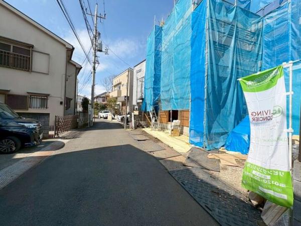 国分寺市西恋ヶ窪3丁目の新築戸建 前面道路含む現地写真