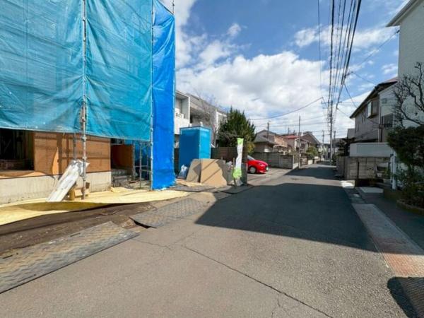 国分寺市西恋ヶ窪3丁目の新築戸建 前面道路含む現地写真