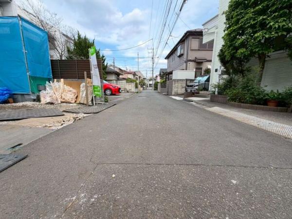 国分寺市西恋ヶ窪3丁目の新築戸建 前面道路含む現地写真