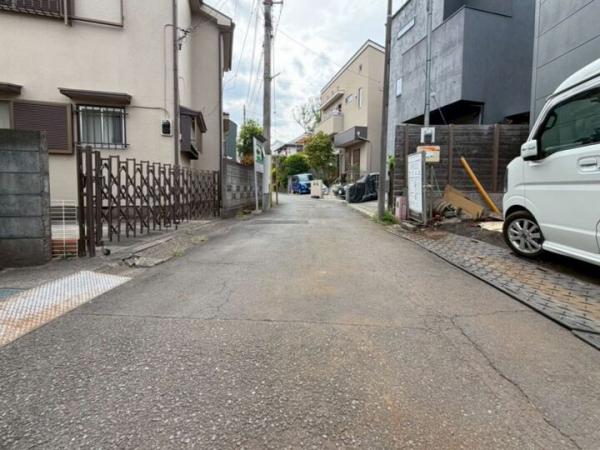 国分寺市西恋ヶ窪3丁目の新築戸建 前面道路含む現地写真