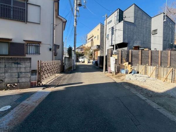 国分寺市西恋ヶ窪3丁目の新築戸建 前面道路含む現地写真