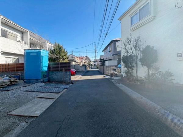 国分寺市西恋ヶ窪3丁目の新築戸建 前面道路含む現地写真