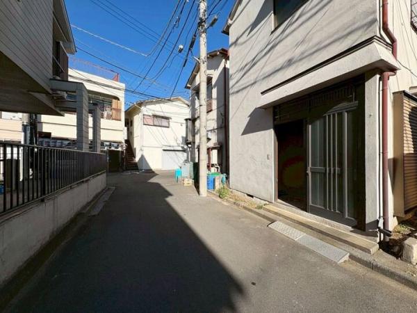 東久留米市神宝町1丁目の戸建 前面道路含む現地写真