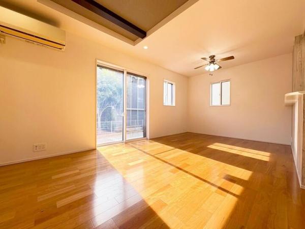 小金井市貫井南町1丁目の戸建 リビング