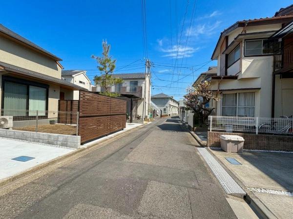 東村山市萩山町1丁目の戸建 前面道路含む現地写真