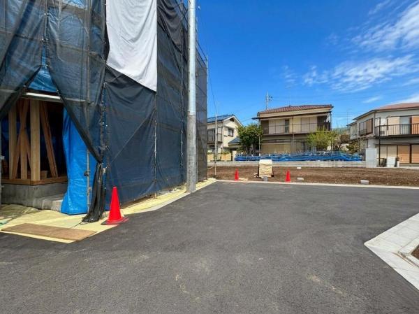 東村山市栄町3丁目の新築戸建 前面道路含む現地写真