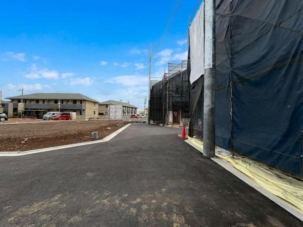 東村山市栄町3丁目の新築戸建 前面道路含む現地写真