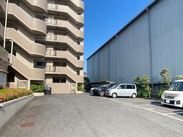 サーパス南市川 敷地内駐車場