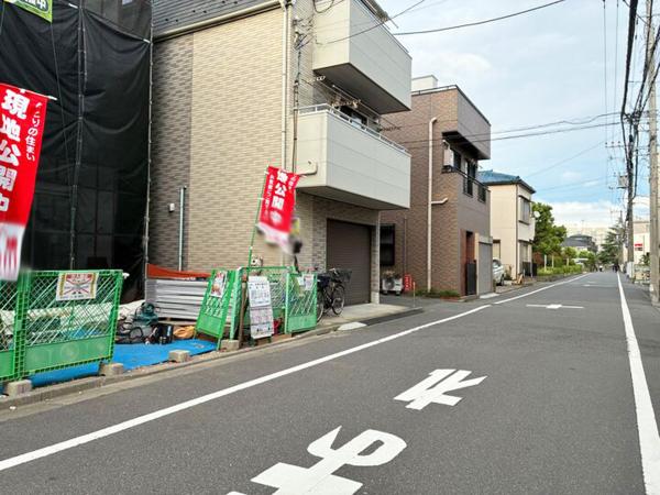 松江7丁目　新築戸建 前面道路含む現地写真