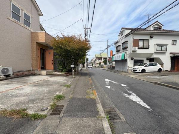東村山市諏訪町1丁目の戸建 前面道路含む現地写真