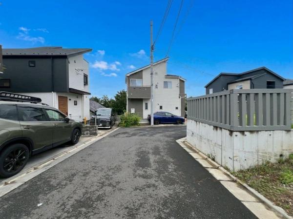 東村山市廻田町3丁目の戸建 前面道路含む現地写真