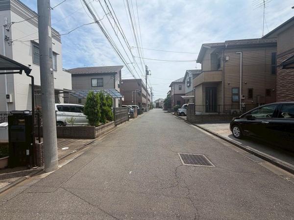 東村山市久米川町3丁目の戸建 前面道路含む現地写真