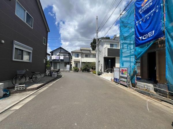 小平市小川町1丁目の新築戸建 前面道路含む現地写真