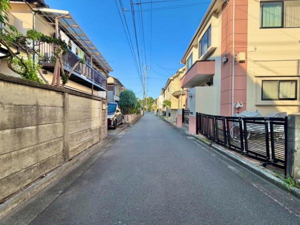 東村山市萩山町2丁目の戸建 前面道路含む現地写真