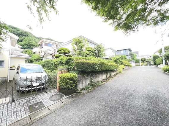 厚木市森の里3丁目　中古戸建 前面道路含む現地写真