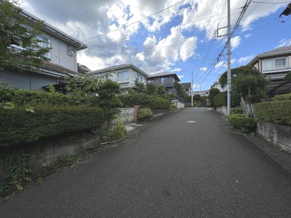 厚木市森の里3丁目　中古戸建 前面道路含む現地写真