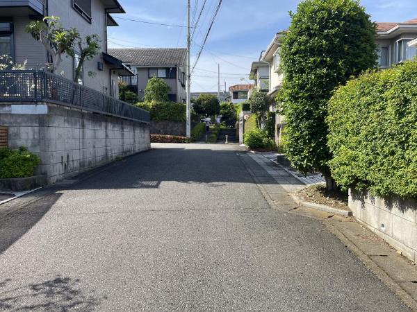厚木市森の里3丁目　中古戸建 前面道路含む現地写真