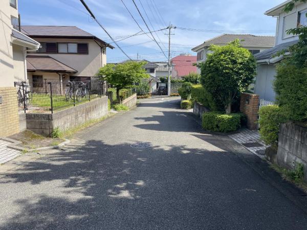 厚木市森の里3丁目　中古戸建 前面道路含む現地写真