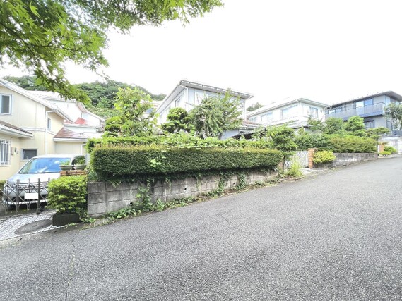 厚木市森の里3丁目　中古戸建 前面道路含む現地写真