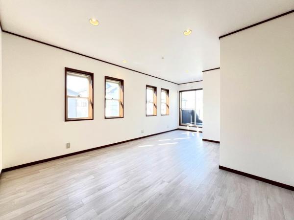 横浜市青葉区大場町　中古戸建て リビングダイニング