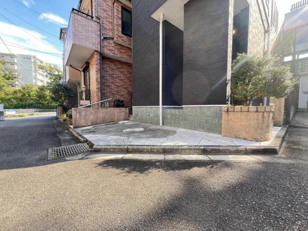 横浜市青葉区大場町　中古戸建て 前面道路含む現地写真