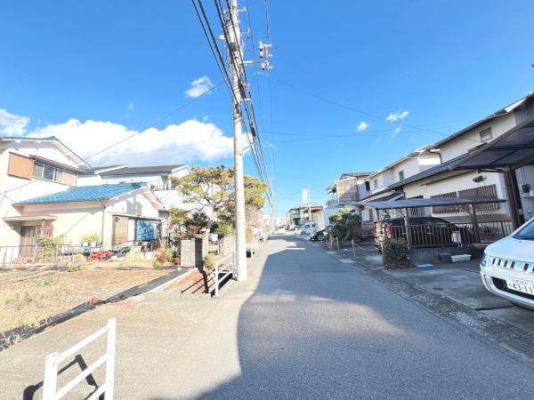 沼津市新沢田町　売地 前面道路含む現地写真