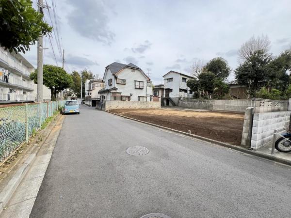 さいたま市緑区大字三室　建築条件なし売地 前面道路含む現地写真