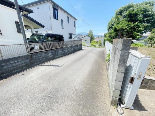 小田原市鴨宮 中古戸建 前面道路含む現地写真