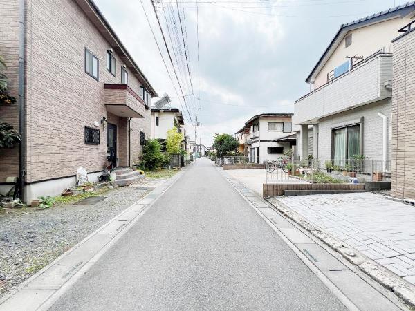 吉川市新栄２丁目 中古戸建 前面道路含む現地写真