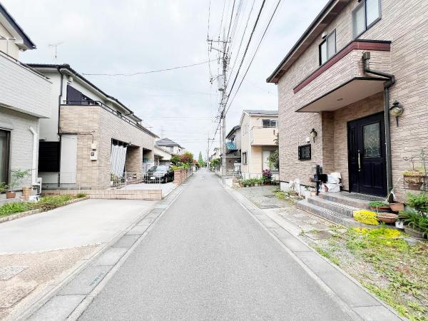 吉川市新栄２丁目 中古戸建 前面道路含む現地写真