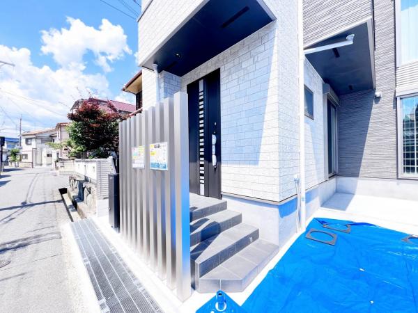 高槻市川西町３丁目 戸建 玄関