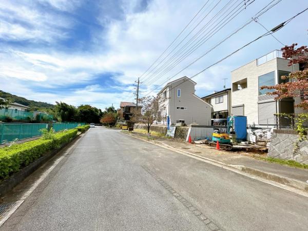 秦野市曽屋 戸建 前面道路含む現地写真