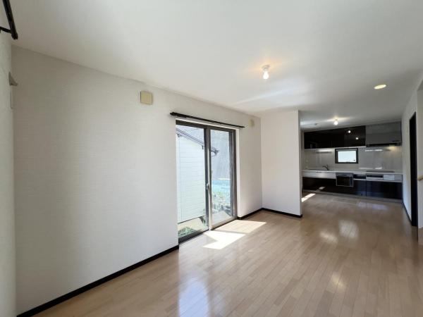 横須賀市鴨居２丁目 中古戸建 リビングダイニング
