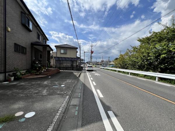 久喜市砂原１丁目 中古戸建 前面道路含む現地写真