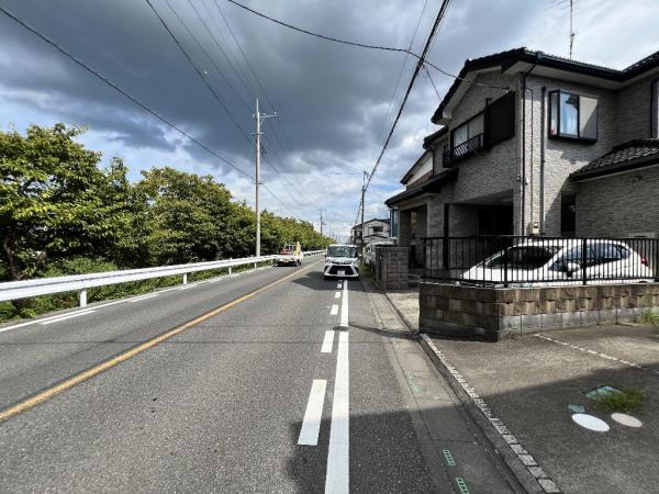 久喜市砂原１丁目 中古戸建 前面道路含む現地写真
