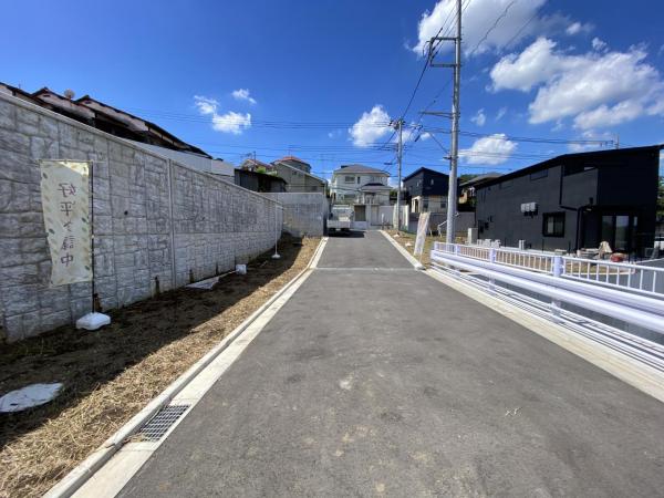 町田市上小山田町 前面道路含む現地写真