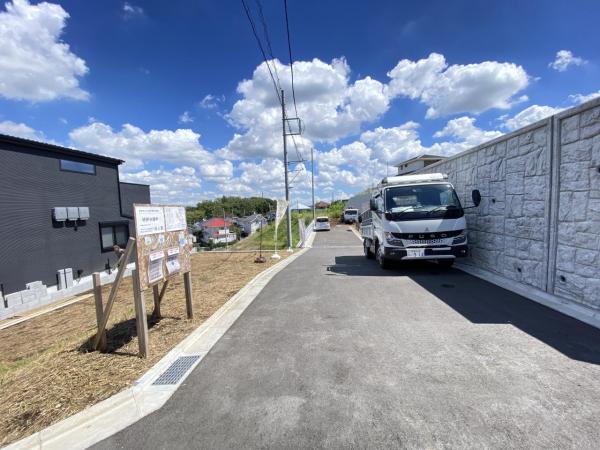 町田市上小山田町 前面道路含む現地写真