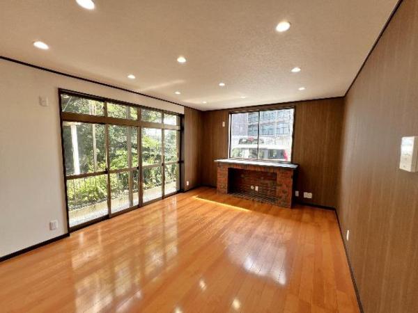 厚木市妻田東１丁目 中古戸建 リビング