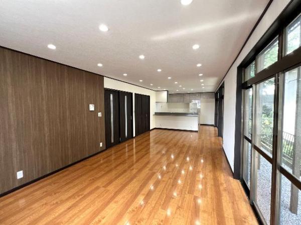 厚木市妻田東１丁目 中古戸建 リビング