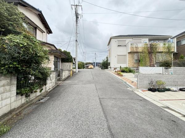 船橋市薬園台町１丁目 中古戸建 前面道路含む現地写真