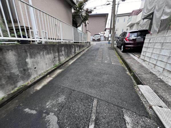 川口市桜町３丁目 中古戸建 前面道路含む現地写真