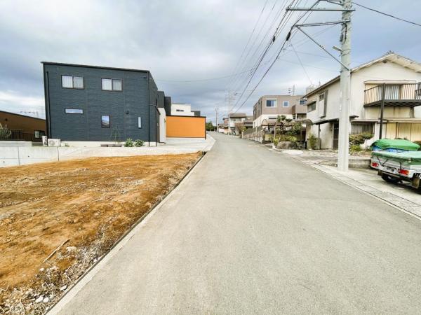 沼津市岡一色 建築条件無し住宅用地 前面道路含む現地写真