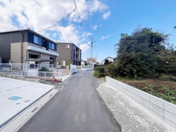 安行小山 前面道路含む現地写真