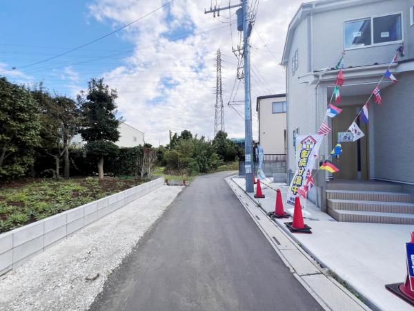 安行小山 前面道路含む現地写真