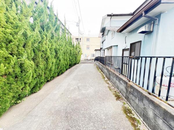 中郡二宮町富士見が丘２丁目 中古戸建 前面道路含む現地写真