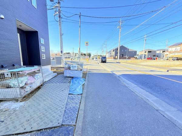 四街道市吉岡 戸建 前面道路含む現地写真