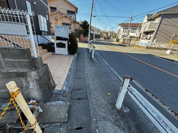横浜市戸塚区秋葉町 新築戸建 前面道路含む現地写真