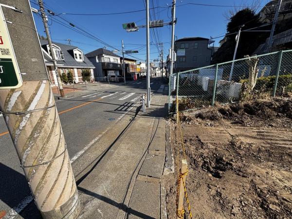 横浜市戸塚区秋葉町 新築戸建 前面道路含む現地写真